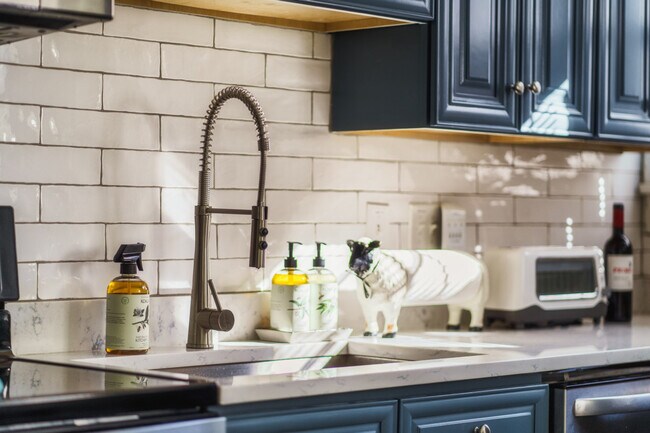 Building Photo - 715 Grandin Rd