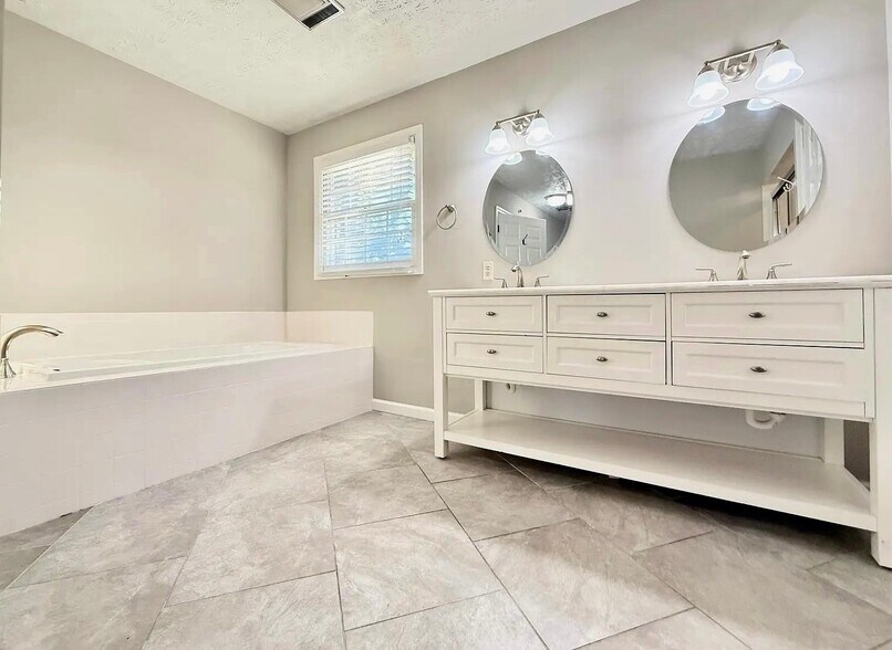 Building Photo - 4013 Heather Ct NW