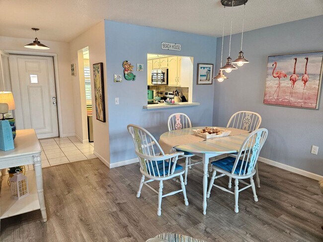 Building Photo - Seasonal Short-Term 2 Bedroom 2 Bathroom Second Floor Condo in Mission Lakes!