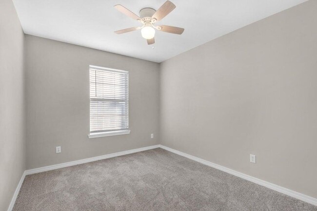 Building Photo - 924 Emily Cir