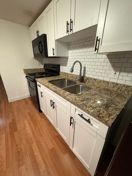 Kitchen close-up - 10918 N Hyacinth Ave