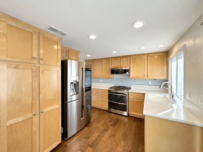 Building Photo - 5 Cll Rienda