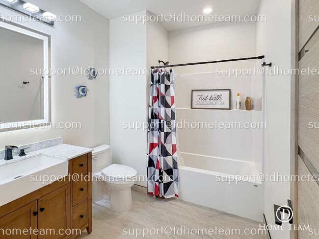 Building Photo - "Charming 864 Sq Ft 1-Bed Oasis in University Place – Perfect for Cozy Living!"