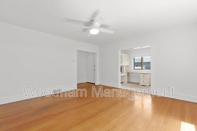 Building Photo - 407 N Broadway Ave