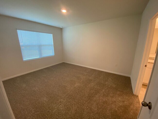 Building Photo - 4 Bedroom 2 Bath home in Oak Leaf Preserve...