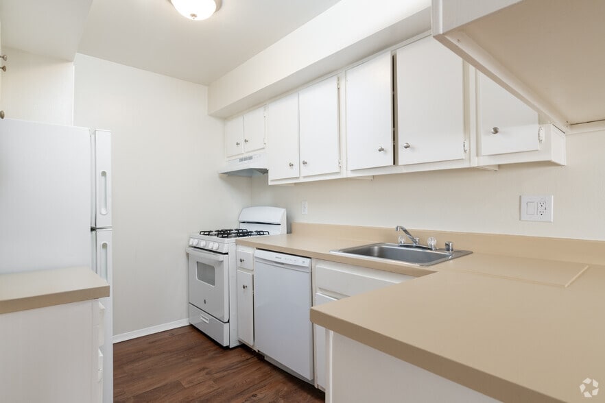 1BR, 1BA - 750SF - Kitchen - Cliff Dwellers