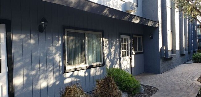 Building Photo - Renovated La Mesa Village 2BR/2BA Condo