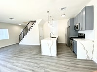 Building Photo - 6941 Hazeltine Ave