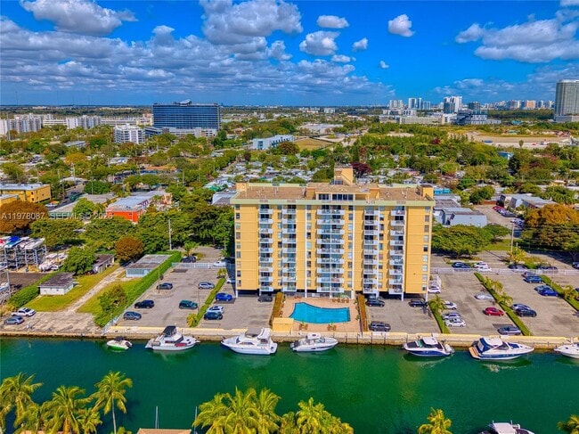 Building Photo - 2000 NE 135th St