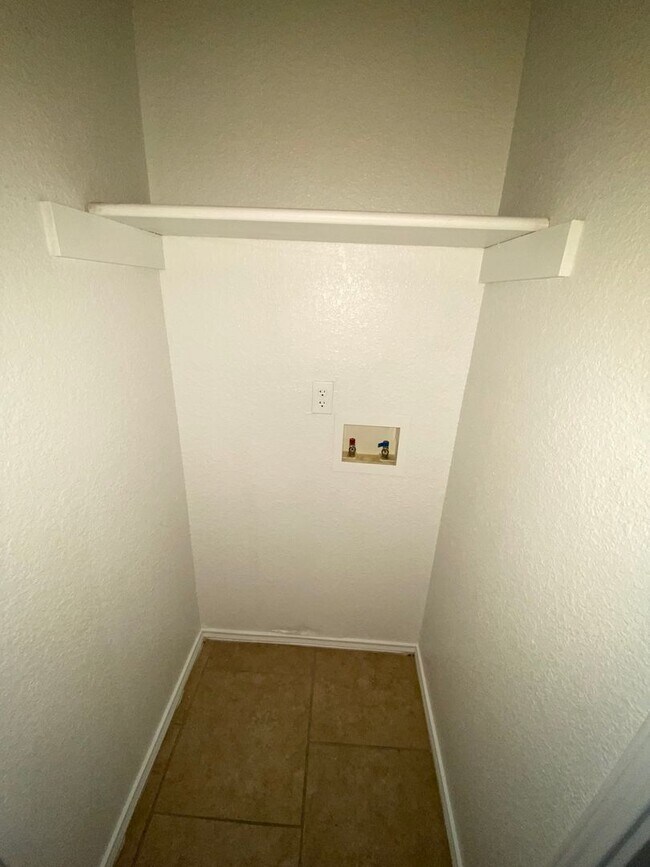 Building Photo - 2805 Lucille Dr