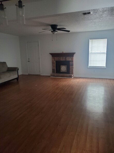 Building Photo - 127 E Pamela Dr