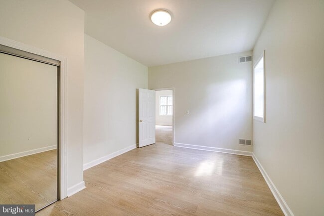 Building Photo - 6207 Woodland Lake Dr