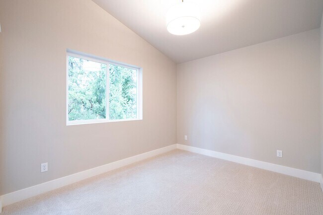 Building Photo - 15893 SE Washington Ct