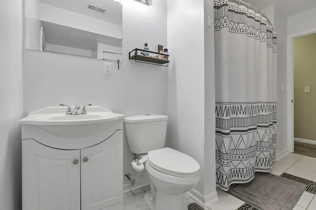 Building Photo - 455 Lakeview Dr