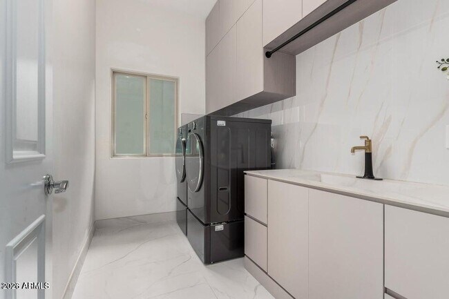 Building Photo - 11312 E Greenway Rd