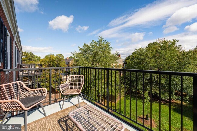 Building Photo - 3050 S Buchanan St