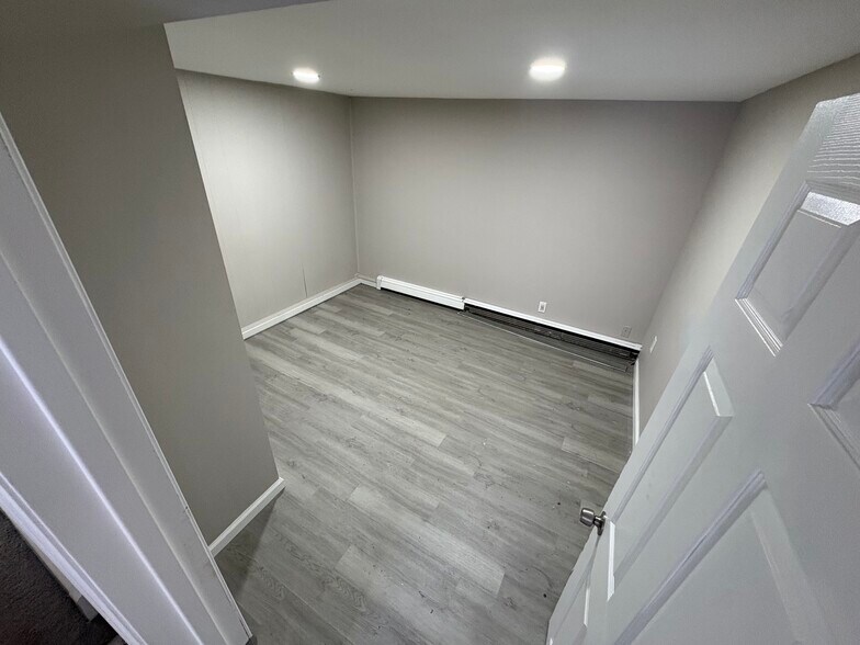 Building Photo - 10 Flowerfield Rd