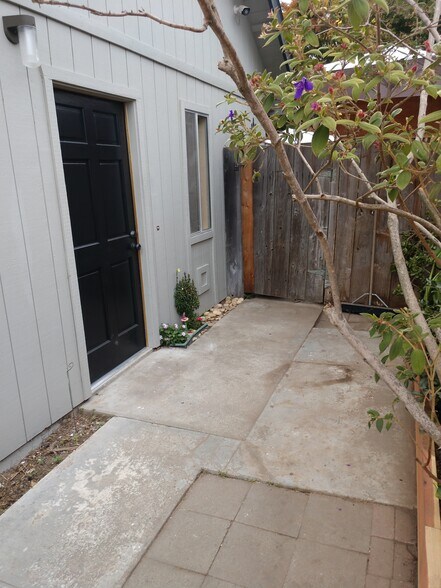 entrance door - 196 Alturas Way