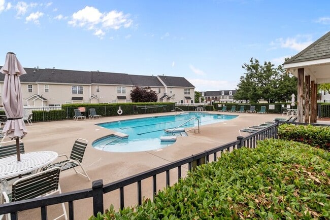Building Photo - Your Perfect Townhome Is Here!