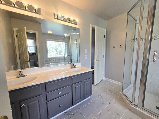 Building Photo - 3 Bed, 2.5 Bath Home in the Waterfront Com...