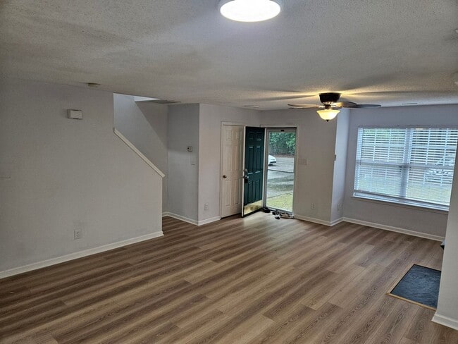 Building Photo - Stylish End Unit 3br 2.5ba TH in Cary! Available Now!
