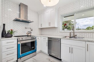Building Photo - 331 Tequesta Dr