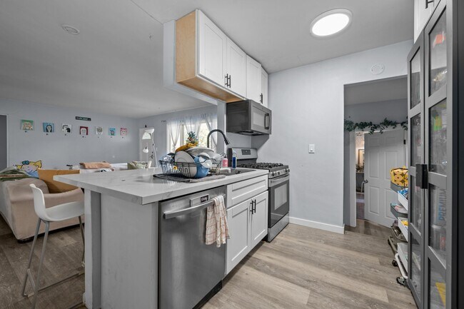 Building Photo - Large backyard - no back house!