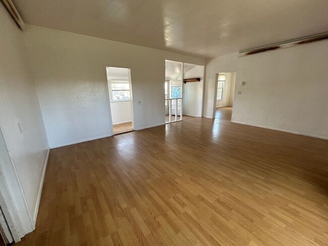 Building Photo - 2 Bed 1 Bath Large House with Fenced Yard and Washer Dryer Hookups