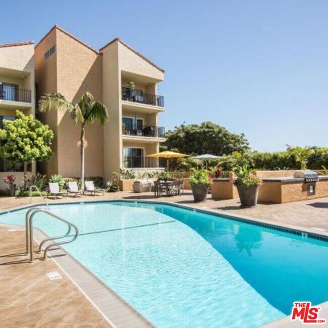 Building Photo - 6600 Beachview Dr