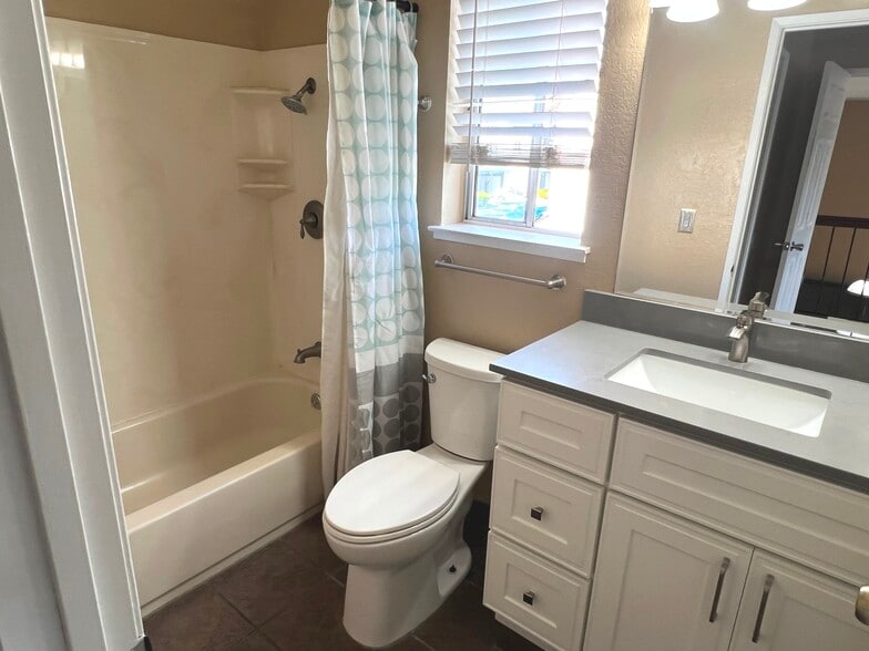 Building Photo - 5354 Meadow Wood Ln