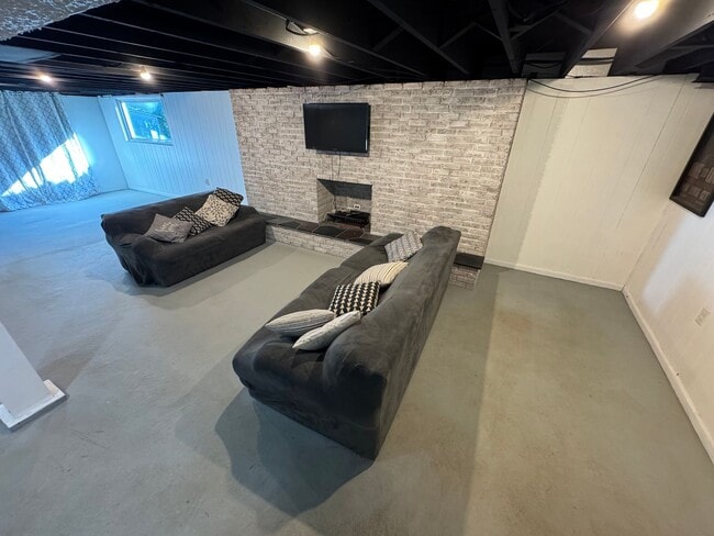 Building Photo - Three Bedroom / 1.5 Bathroom House AVAILABLE October