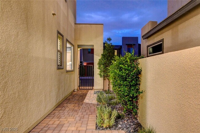 Building Photo - 3209 Vittoria Ave