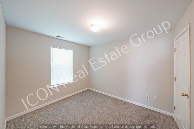 Building Photo - 3/2 Ground Floor apartment with new floori...