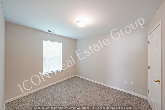 Building Photo - 3/2 Ground Floor apartment with new flooring and freshly painted!!