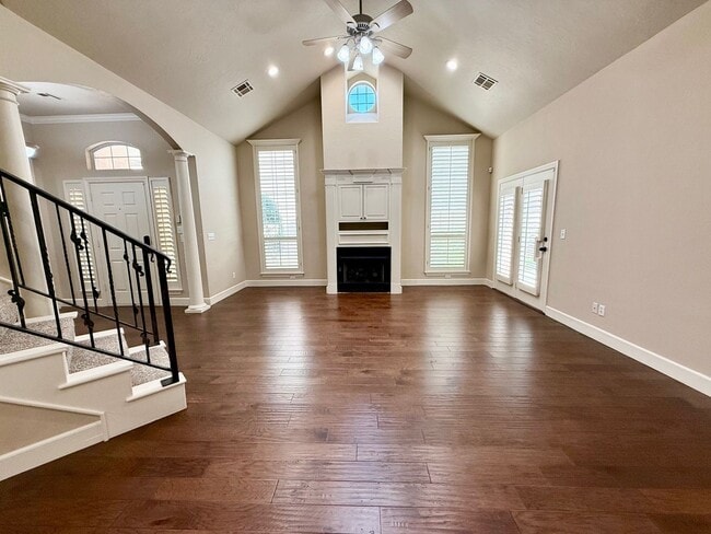 Building Photo - Fantastic Location, Fantastic Exec Home