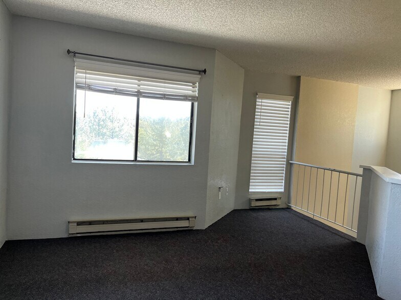 Building Photo - 2700 S White Mountain Rd