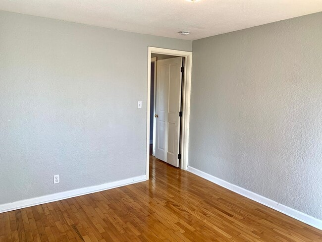 Building Photo - Beacon Hill 3 bedroom, 2 bath. 1 car garage with large storage loft.