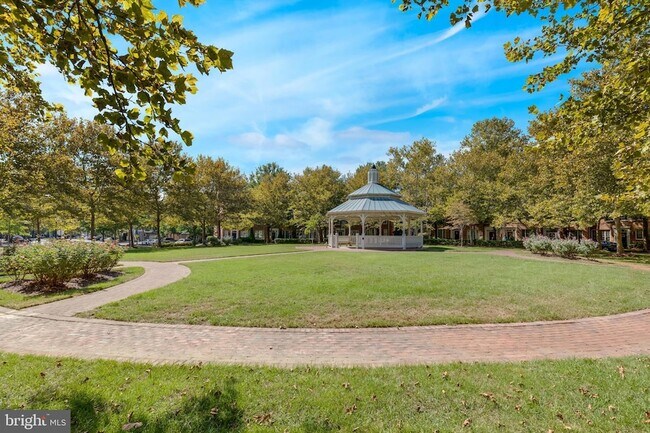 Building Photo - 5108 English Terrace