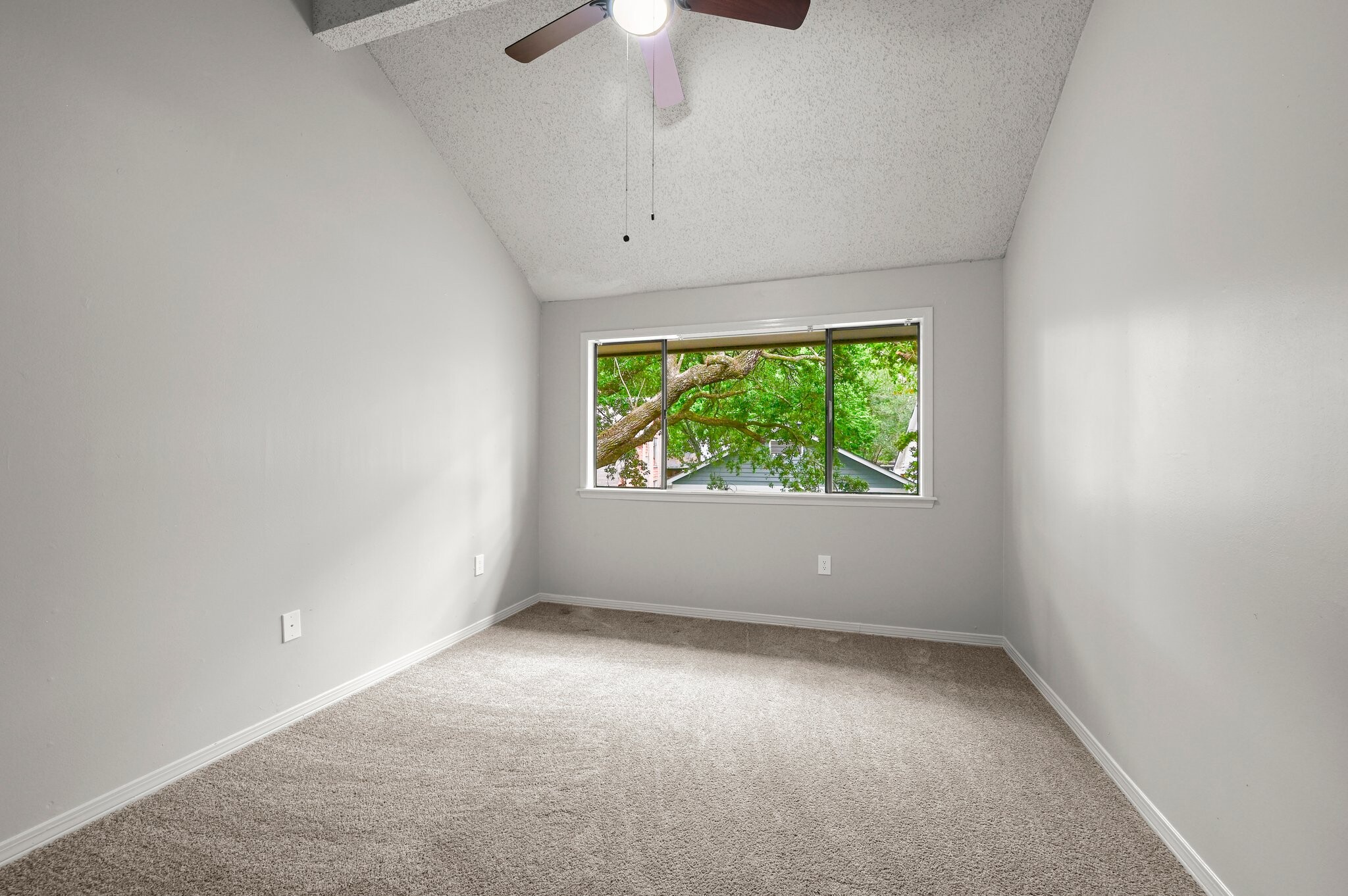 Building Photo - 1230 Sharlo Ave