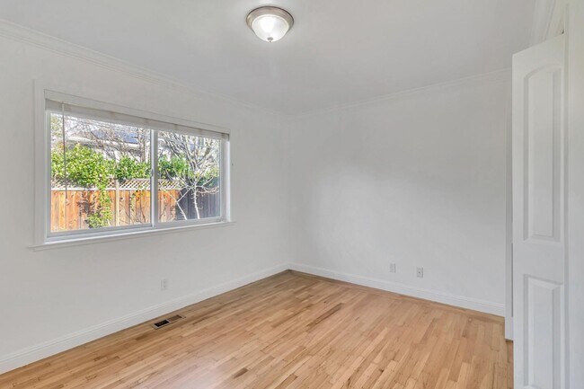 Building Photo - 123 Dunsmuir Way