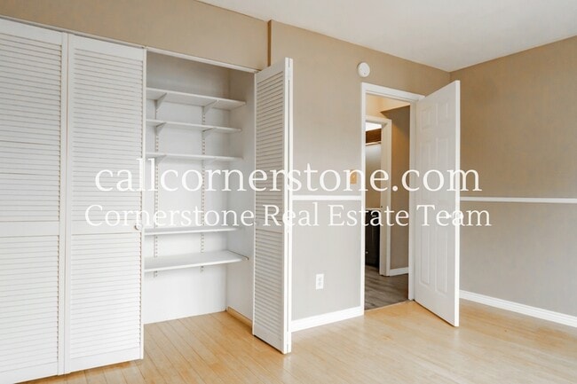 Building Photo - 2570 Clarendon Dr