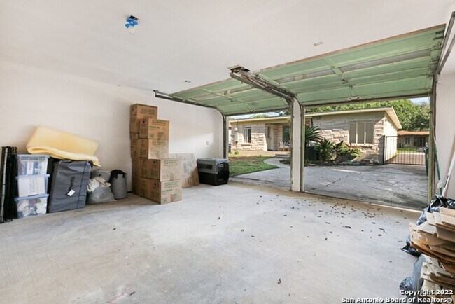 Building Photo - ~~COZY 3BD/2BA HOME! HIGHLANDS HIGH SCHOOL!!~~