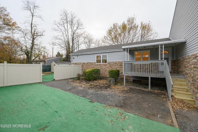 Building Photo - 136 7th St