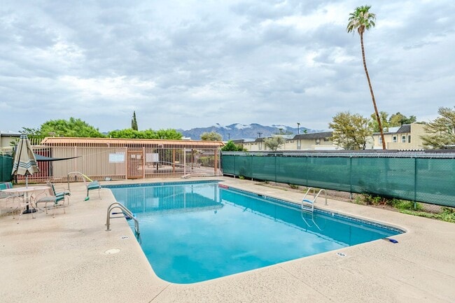 Building Photo - 3 Bed 2.5 Bath Pet-Friendly Retreat by The...