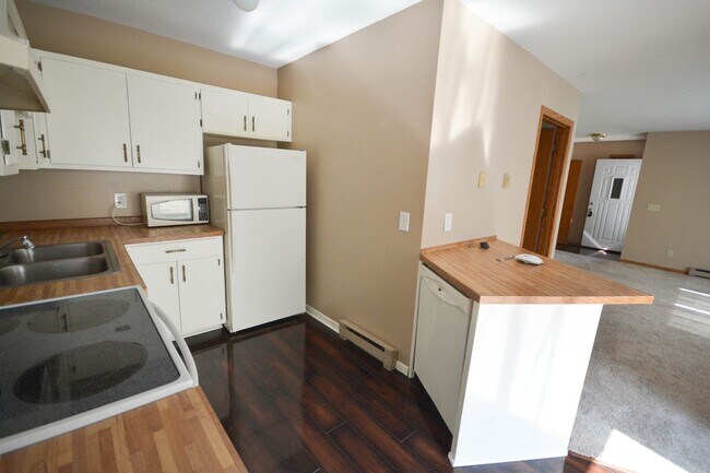 Building Photo - Great pet friendly townhome with private p...