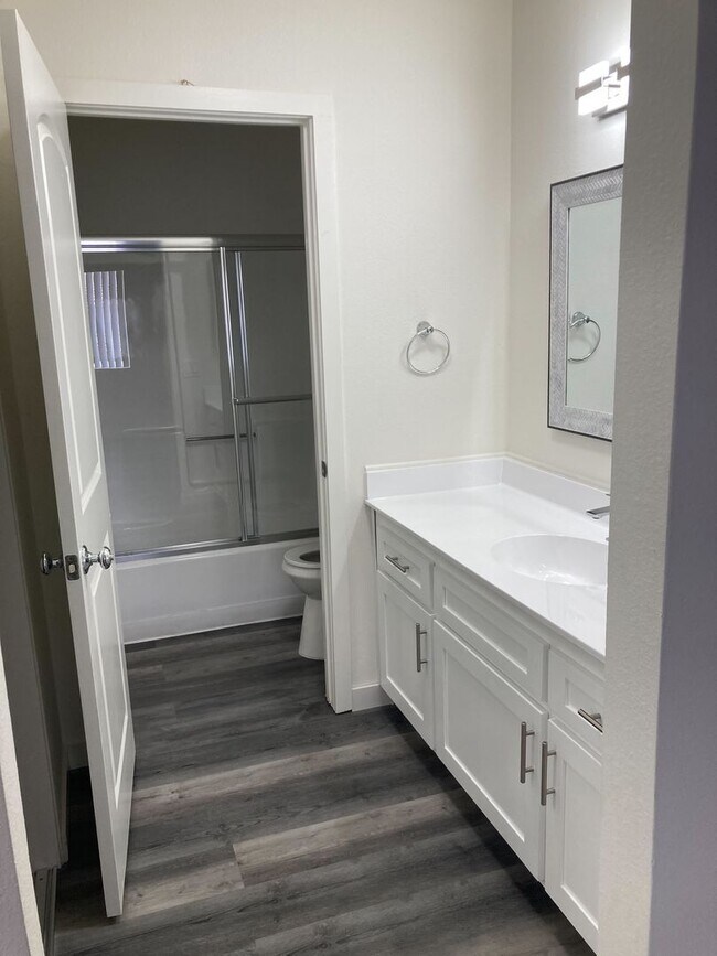 Building Photo - Beautiful 3 Bedroom Unit in Placentia