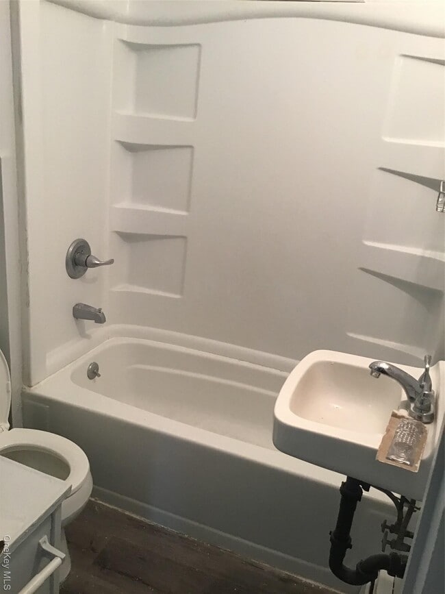 Building Photo - 46 Benson St