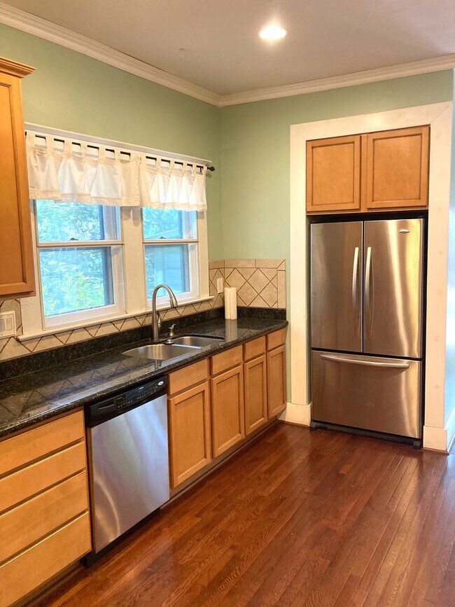 Building Photo - ZERO APPLICATION FEE FOR THIS ALTA VISTA BUNGALOW!