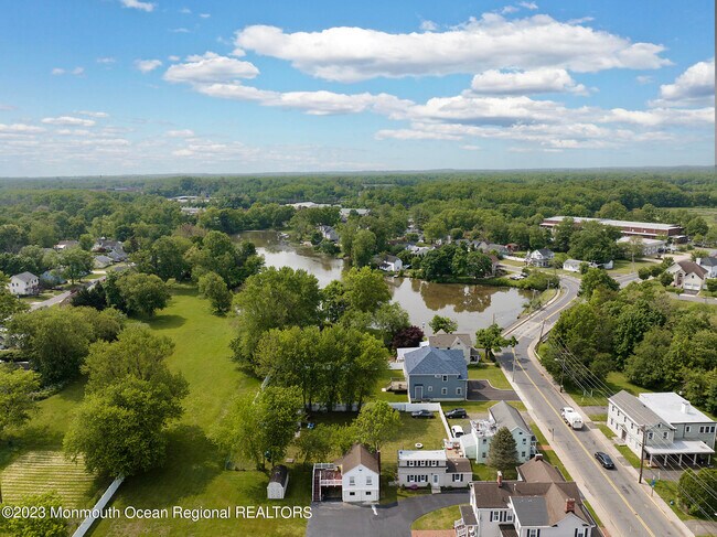 Building Photo - 12 Main St