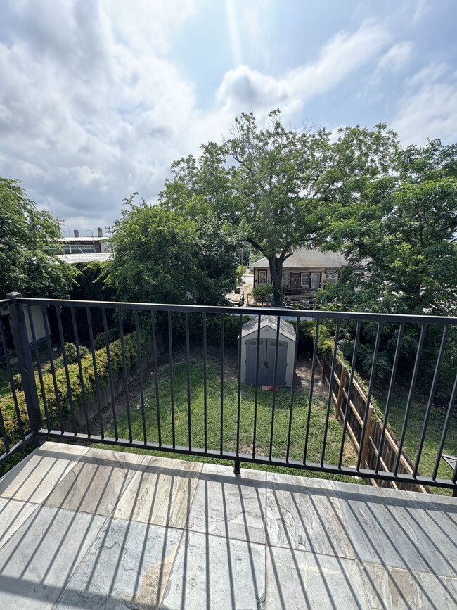 Building Photo - 419 Cactus St